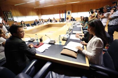 Íñigo Errejón y Rocío Monasterio en la primera reunión de la Junta de Portavoces de la XI legislatura en la Asamblea de Madrid.