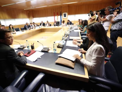 Íñigo Errejón y Rocío Monasterio en la primera reunión de la Junta de Portavoces de la XI legislatura en la Asamblea de Madrid.