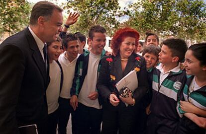 Esteban González Pons y Consuelo Ciscar, con un grupo de niños, antes de la reunión del consejo rector del IVAM.