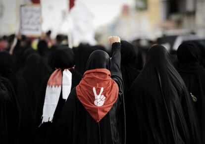 Mujeres de Bahréin durante una manifestación en la localidad de Al-Malikiyah, cuando se cumplen tres años del despliegue de militar que acabó con la revuelta chií en Manama, la capital del país.