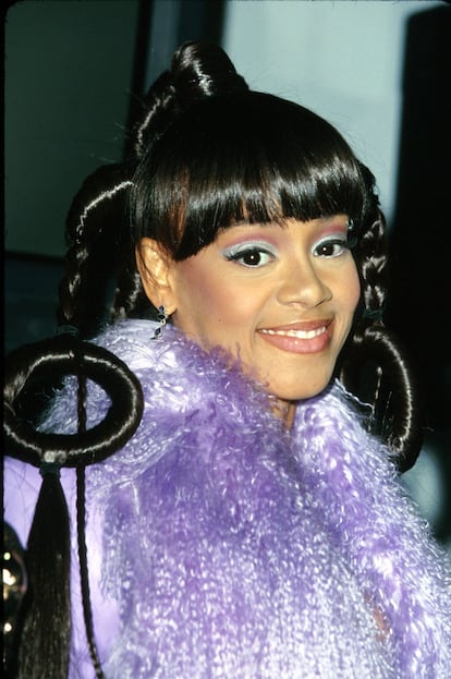 <p><strong>Su legado.</strong> Lisa Nicole Lopes (1971-2002) fue una de las tres miembros de TLC, el grupo femenino más exitoso de la historia en Estados Unidos y el segundo a nivel mundial por detrás de las Spice Girls. Casi nada. En los noventa dejaron para la posteridad éxitos como 'Creep', 'Waterfalls', 'No Scrubs' o 'Unpretty'. Sus problemas internos dieron, eso sí, para tantos titulares como sus 65 millones de álbumes vendidos.</p> <p><strong>Su muerte.</strong> Durante un viaje en Honduras con amigos y familia, Lopes conducía un coche alquilado cuando dio un volantazo para evitar un camión y se estrelló contra una arboleda. Lopes murió al instante. Tenía 30 años. El resto de pasajeros (entre ellos su hermana) sobrevivieron. Un cámara viajaba con Lisa en el asiento delantero y estaba grabando el momento. Hoy, los segundos anteriores a su muerte están accesibles a cualquiera que sepa usar YouTube.</p>