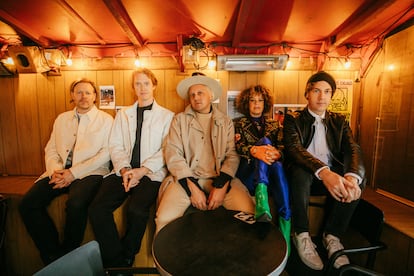 Arcade Fire, en el centro, con sombrero, Win Butler, a su izquierda, Régine Chassagne.