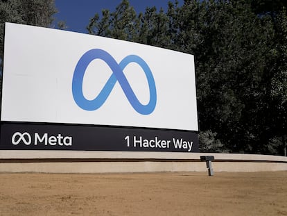 El logo de Meta, en la sede de la empresa en Menlo Park (California).