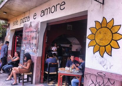 Sole, Pizza e Amore solamente vende pizzas y lasañas.