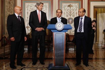 Mahmud Yibril comparece ante la prensa junto al senador John Kerry el 11 de mayo.