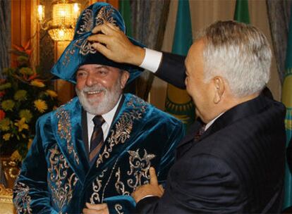 Lula, vestido al estilo kazajo, ayer junto al presidente de Kazajistán, Nursultán Nazarbáyev.