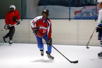 Un miembro del equipo de hockey sobre hielo durante el entrenamiento en Nairobi (Kenia), el 20 de enero de 2018.