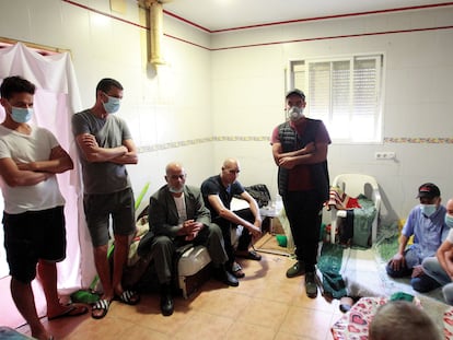 Emigrantes marroquíes que llevan más de dos meses bloqueados en Algeciras, el pasado sábado en la casa donde habitan de forma temporal a la espera de ser repatriados.