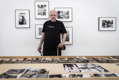 Larry Clark, en la galería Espaivisor de Valencia, rodeado de sus fotos.