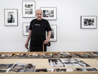 Larry Clark, en la galería Espaivisor de Valencia, rodeado de sus fotos.