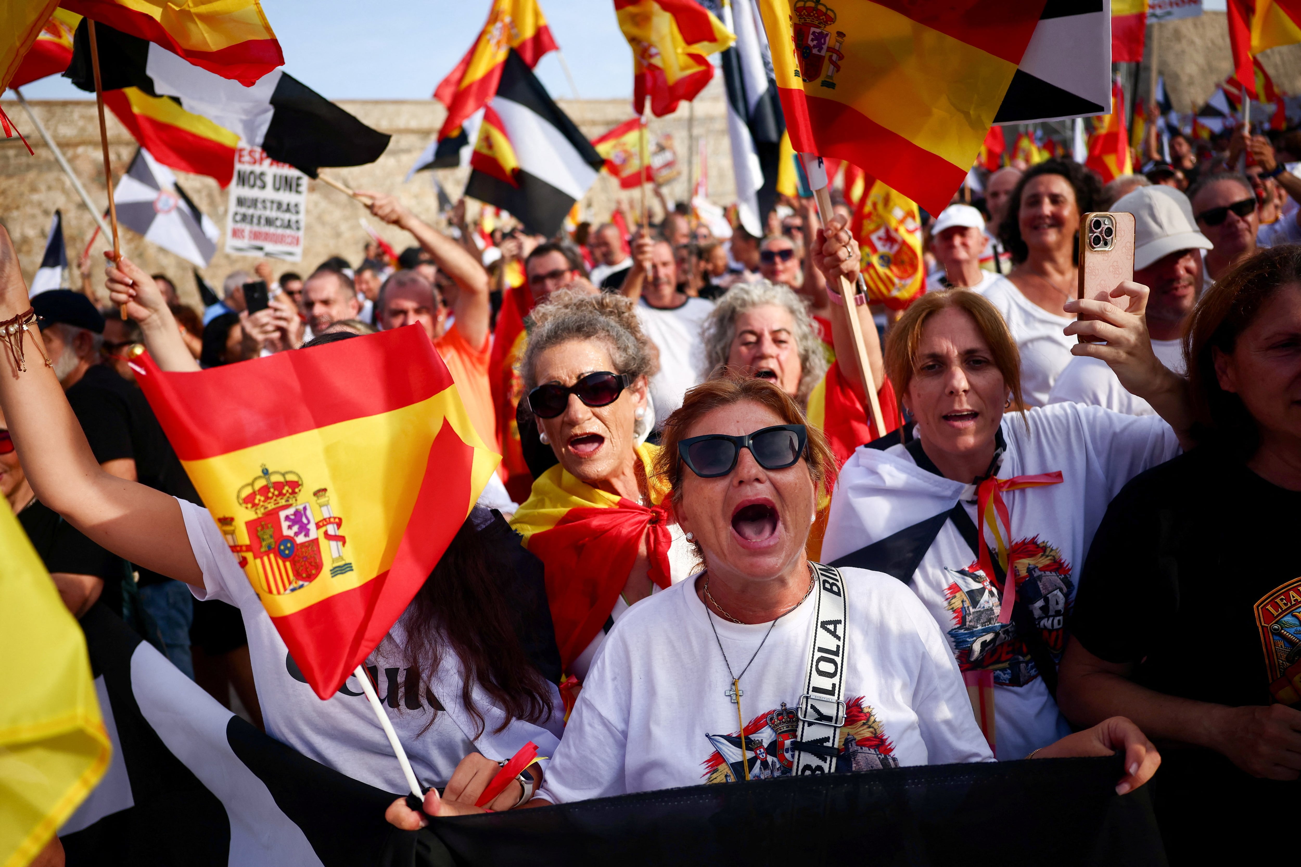 Última hora de la entrada de inmigrantes a Ceuta, en directo | Miles de personas se concentran en Ceuta y otras ciudades para reclamar soluciones y protestar contra el Gobierno