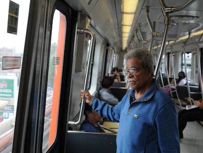 Personas a bordo del tren de la Línea 12 del Metro, el de 30 de enero en Ciudad de México.