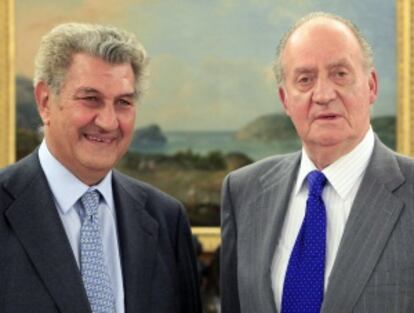 El Rey Juan Carlos I posa junto a Jesús Posada.