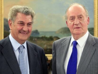 El Rey Juan Carlos I posa junto a Jesús Posada.