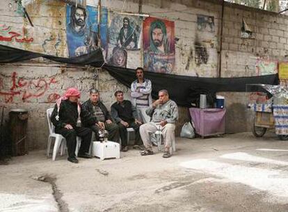 Un grupo de iraquíes sin empleo bebe té en Sayyed Zenab, un barrio de refugiados cercano a Damasco.