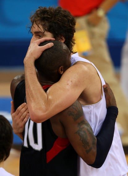 Pau Gasol y Kobe Bryant se abrazan tras el partido de la final olímpica de baloncesto que las selecciones de España y Estados Unidos disputaron en agosto de 2008, en el pabellón Wukesong Arena de Pekín, que finalizó con la victoria de los norteamericanos por 107-118.