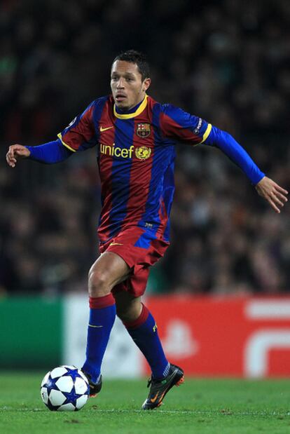 Adriano, ante el Arsenal en el Camp Nou.