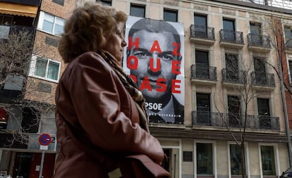 Cartel electoral del PSOE con el lema "Haz que pase" para las generales, en su sede de Ferraz, en Madrid.