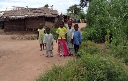 El campo de desplazados de Sido, a un kilómetro de la frontera con República Centroafricana, está cerrado desde 2014. Supuestamente. Porque, en realidad, allí viven aún miles de personas, entre ellas los niños de la imagen. La conflictividad en la frontera hizo que el Gobierno ordenase el traslado de sus habitantes, en su mayoría retornados del país vecino, al asentamiento de Maingama, a unos 15 kilómetros, pero muchos no quisieron irse. Consideran ya el campo de tránsito su hogar.