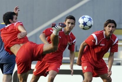 Navas y Escudé observan a un compañero durante el entrenamientos de ayer en Braga.