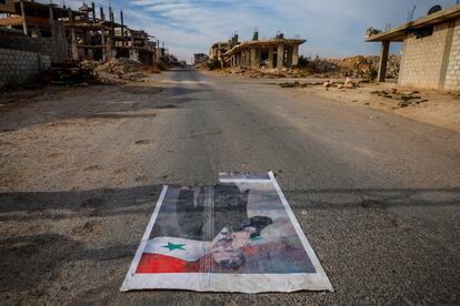 Un cartel de Bashar al-Ásad tirado en la ciudad Siria de Daraa, el 12 de diciembre 2024
