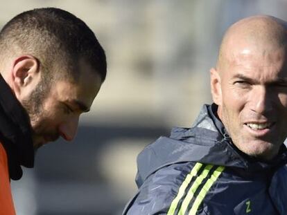 Benzema y Zidane en el primer entrenamiento del t&eacute;cnico en Valdebebas. 