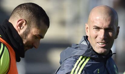Benzema y Zidane en el primer entrenamiento del técnico en Valdebebas.