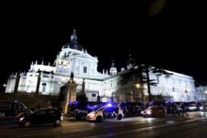 La Policía Nacional ha desalojado esta noche a las decenas de personas que se habían encerrado en la Catedral de la Almudena para protestar contra los desahucios y reivindicar el derecho a la vivienda.