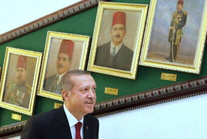 El primer ministro turco, Recep Tayyip Erdogan, antes de su reunión con el líder de la junta militar egipcia, Mohamed Hussein Tantaui.