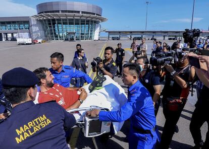 El español David Hernández Gasulla es atendido por los médicos a su llegada al aeropuerto.