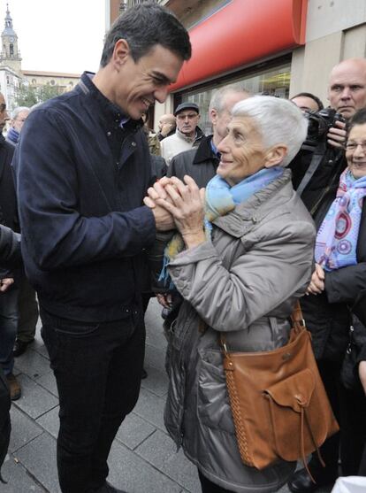 Pedro Sánchez durante el recorrido por varias calles de Vitoria acompañado por la secretaria general de los socialistas vascos, Idoia Mendia, y por los candidatos al Congreso y al Senado por Álava. Pedro Sánchez ha advertido de que no votar al PSOE 'significa perpetuar a Rajoy'.