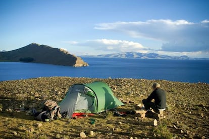 Un turista acampa en la isla del Sol, en el lago Titicaca (Bolivia).