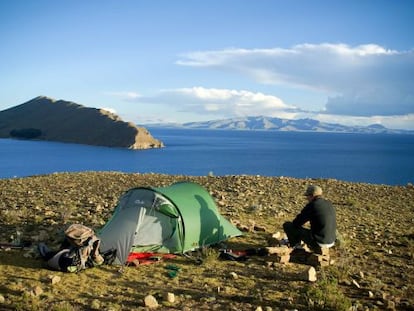 Un turista acampa en la isla del Sol, en el lago Titicaca (Bolivia).