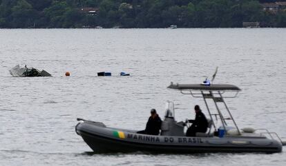 Equipes de busca da Marinha no local onde a aeronave caiu.