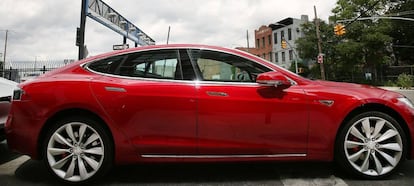 Un vehículo Tesla Model S, aparcado en Brooklyn, en Nueva York.