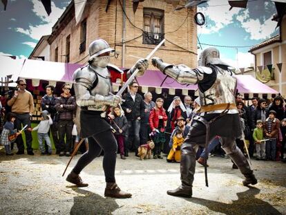 Luchas medievales durante las Fiestas del Medievo de Villena, en Alicante. 