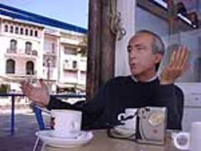 Enrique Irazoqui, en una terraza de Cadaqués.