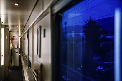 Un pasajero junto a la puerta de un compartimento en el tren nocturno entre Viena y Milán.