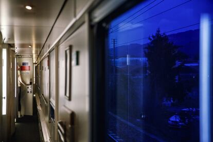 Un pasajero junto a la puerta de un compartimento en el tren nocturno entre Viena y Miln.