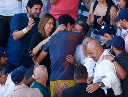 Alcaraz abraza a sus padres tras ganar su primer Roland Garros.
