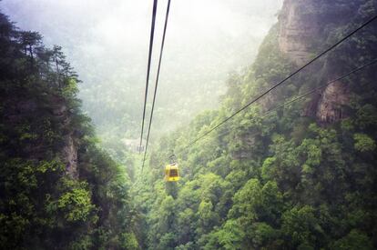 En Yuanjiajie, la zona más turística del parque se puede alcanzar la cumbre de la montaña Tianzi mediante un autobús gratuito o un vertiginoso teleférico.