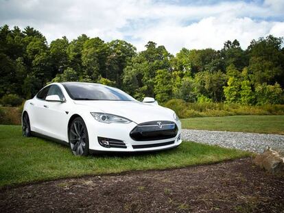 ¿Dormir en un Tesla en marcha? Mejor si es en pareja, ¿no?