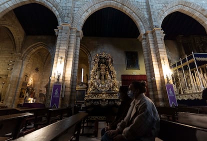 Dos personas frente al paso de Nuestra Señora Madre de Dios en sus Tristezas en La Iglesia de San Lorenzo de Córdoba,