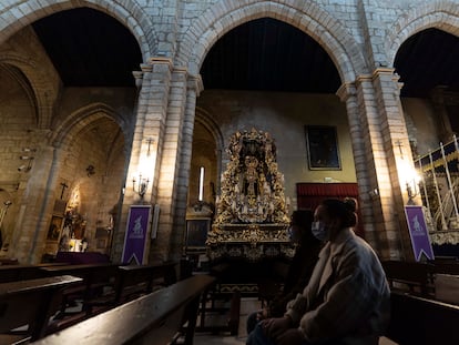 Dos personas frente al paso de Nuestra Señora Madre de Dios en sus Tristezas en La Iglesia de San Lorenzo de Córdoba,