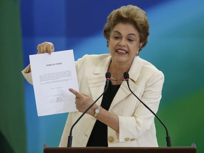 Dilma Rousseff, muestra el acta de ministro de Lula.