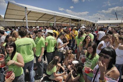 Alumnos de la Universitat de València celebran las tradicionales paellas en el solar detrás de las naves de Juan Verdeguer.