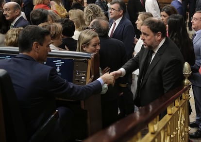 Pedro Sánchez y Oriol Junqueras se saludan durante la sesión constituyente del Congreso.