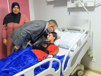 El rey Mohamed VI de Marruecos visita a un herido por el seísmo en el Centro Hospitalario de Marraquech, el pasado martes.