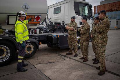 Un instructor de Hoyer Petrolog UK da este lunes en Londres las últimas instrucciones a los soldados que van a distribuir combustible por gasolineras del Reino Unido