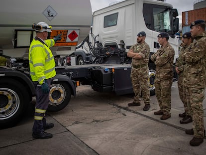 Un instructor de Hoyer Petrolog UK da este lunes en Londres las últimas instrucciones a los soldados que van a distribuir combustible por gasolineras del Reino Unido